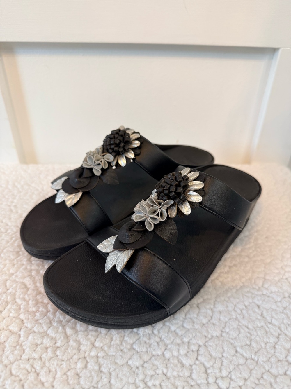 • FitFlop Fino Floral Cluster Toe Post Sandals